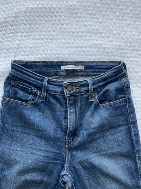 721 Levi’s High Rise Skinny Jeans in Medium Blue